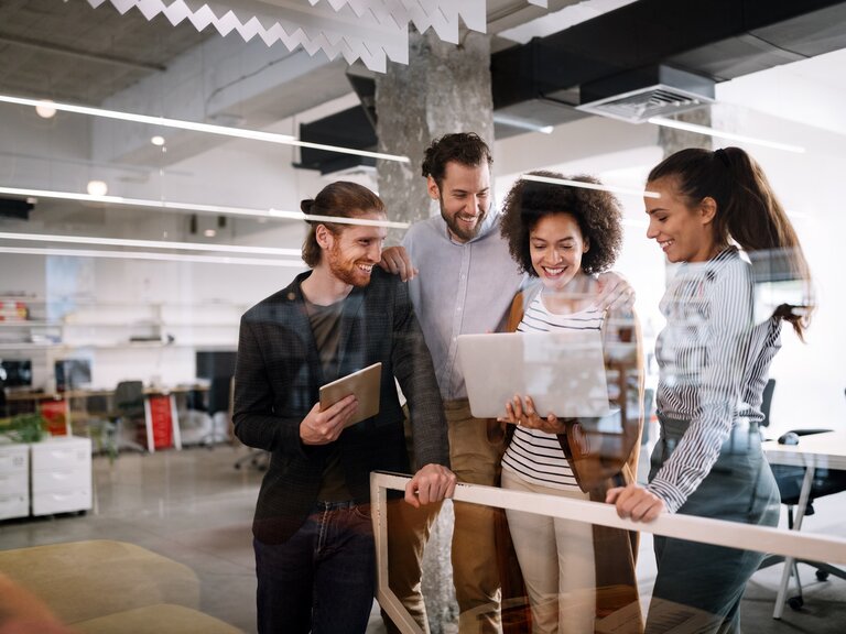 Gruppe junger Menschen in einem modernen Büro bei der Projektbesprechung.