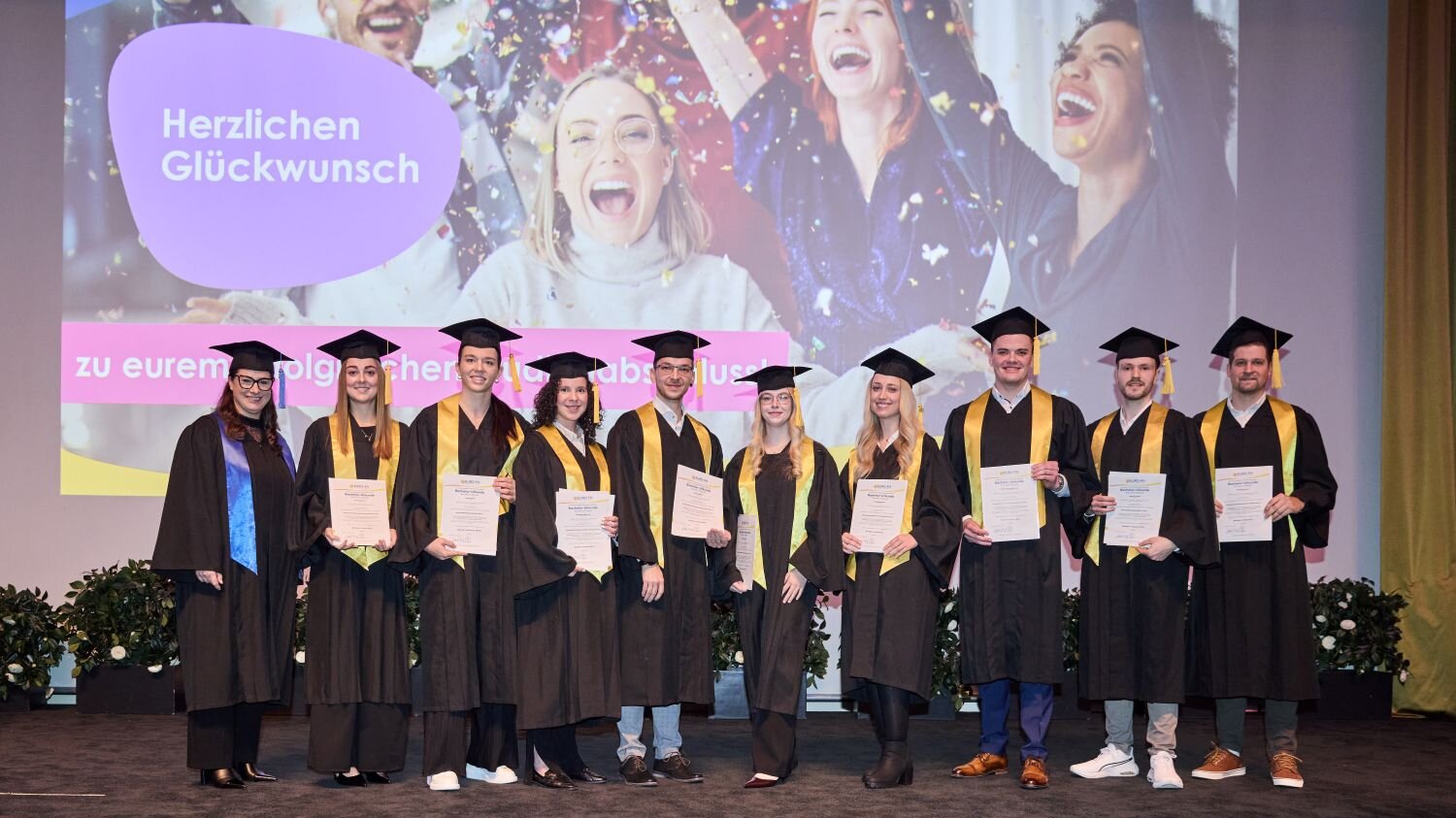 Absolventenfeier der Euro-FH 2025 - Absolvent/innen auf der Bühne