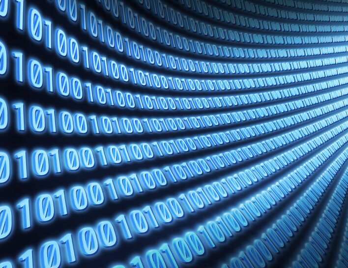 Symbolbild - es zeigt eine binäre Zahlenfolge bestehend aus Nullen und Einsen blau leuchtend auf schwarzem Hintergrund und in räumlicher Perspektive.