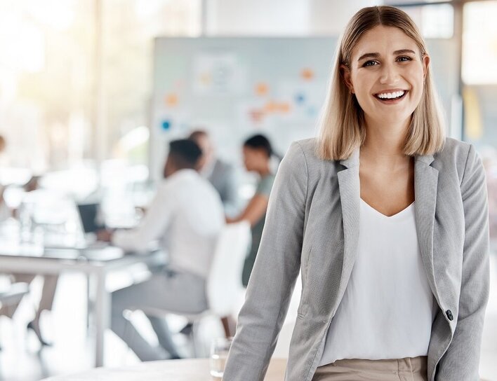 Junge, selbstbewusste Frau im Business-Outfit