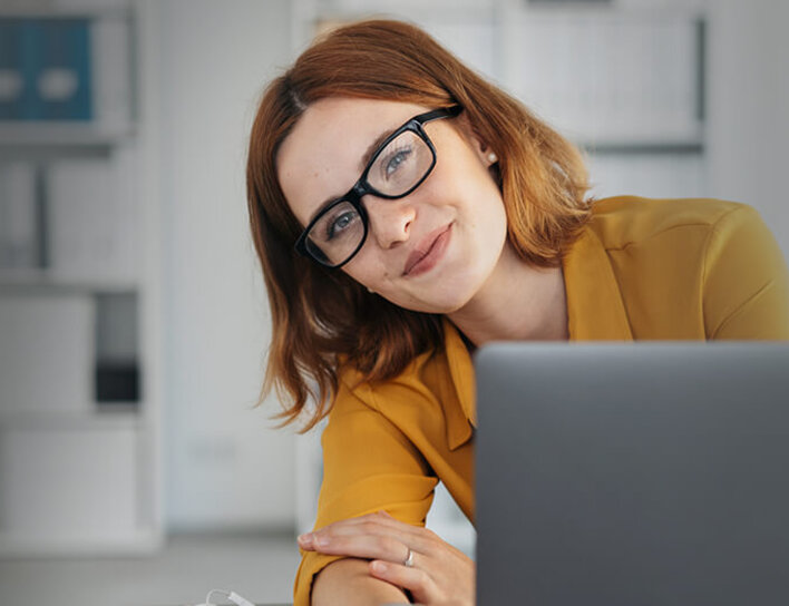 Eine Person als Symbol für Wirtschaft und Management, stellvertretend für Führung, Strategie und Organisation.