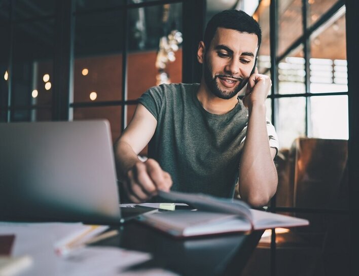 Mann mit Laptop und Smartphone Mann mit Laptop und Smartphone