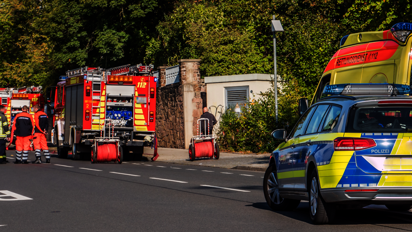 Straßenszene mit mehreren Einsatzfahrzeugen Symbolbild - Straßenszene mit mehreren Einsatzfahrzeugen der Polizei, Feuerwehr und des Rettungsdienstes