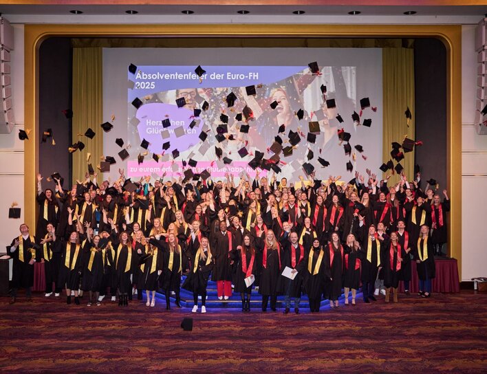 Absolventenfeier der Euro-FH 2025 - Feierliches Hüte werfen bei der Graduierungszeremonie 2025
