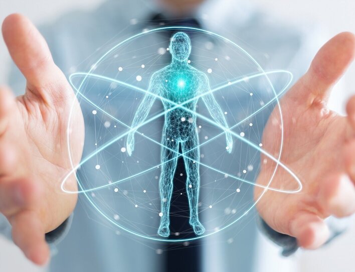 Zwei Hände halten eine holografische Kugel mit einem Körper darin.