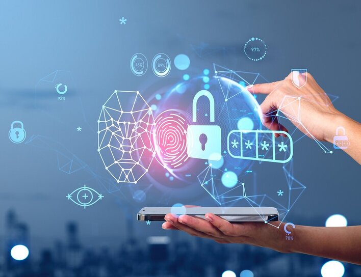 Zwei Hände bewegen in einer virtuellen Realität verschiedene Elemente, die mit IT-Sicherheit zu tun haben