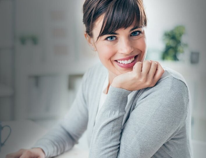 Master Wirtschaftspsychologie – Verhalten in Wirtschaft und Organisationen verstehen Eine einzelne Studierende als Symbol für den Master in Wirtschaftspsychologie, stellvertretend für Motivation, Verhalten und Entscheidungsprozesse in Organisationen.